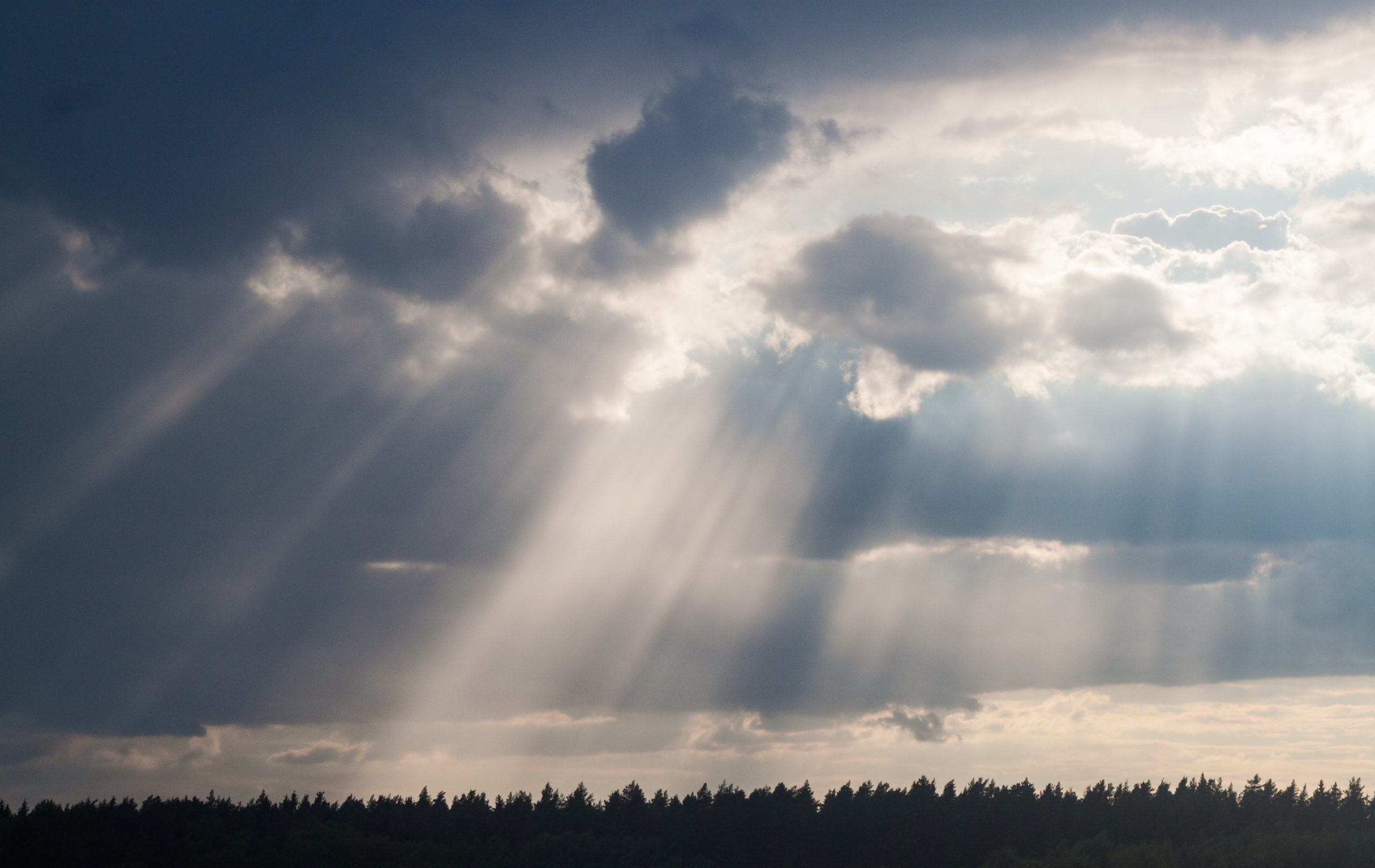 Diffuse Control solar tracking under cloudy weather