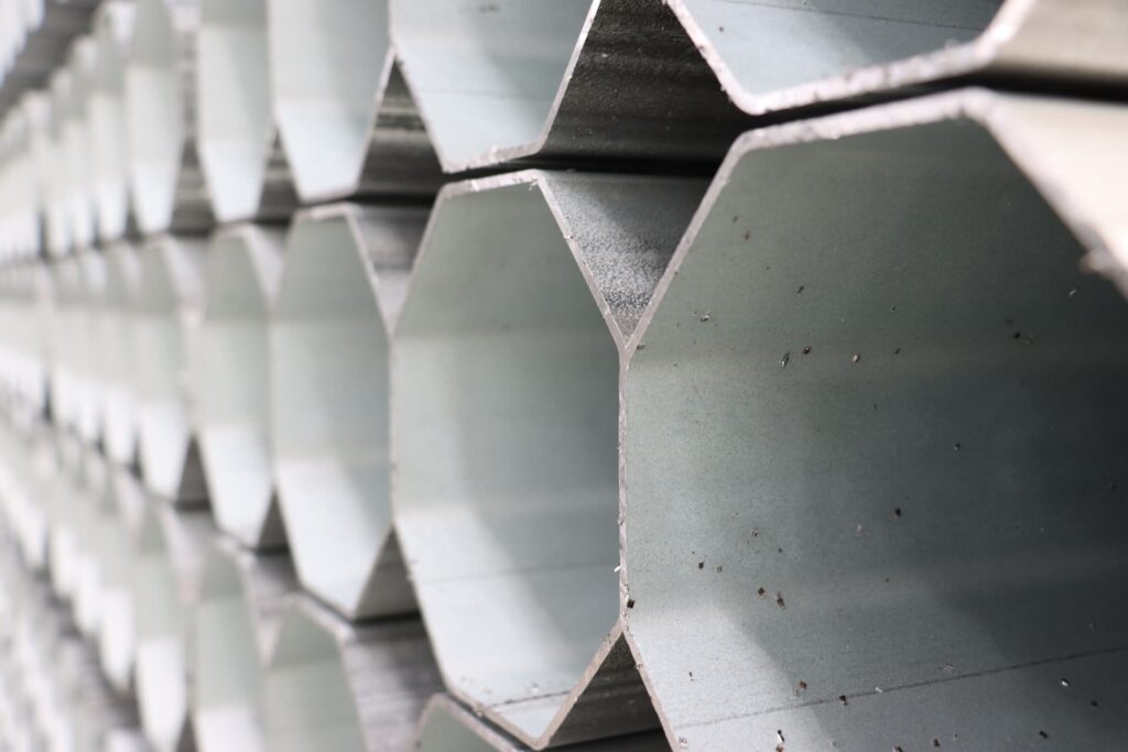 Octogonal tubes for solar trackers