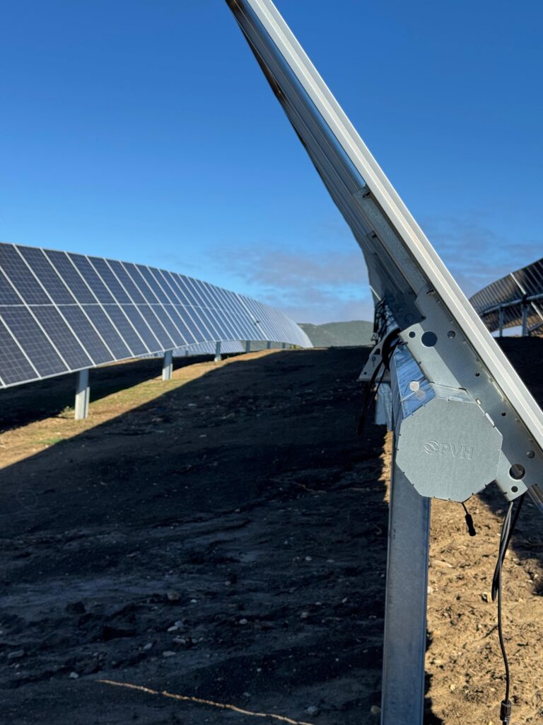 seguidor solar preensamblado sobre pendiente en Australia 